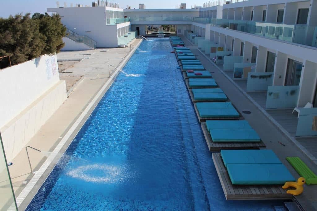 rooms-swim-up-room