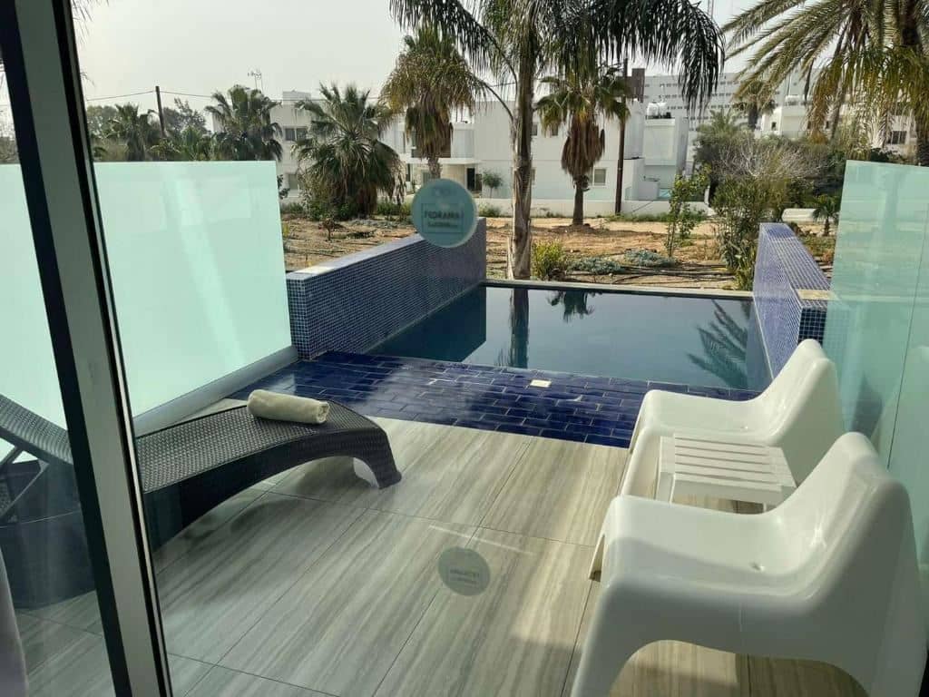 rooms-swim-up-room