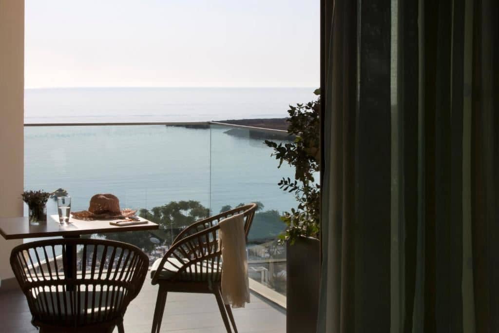 rooms-deluxe-room-sea-view-balcony