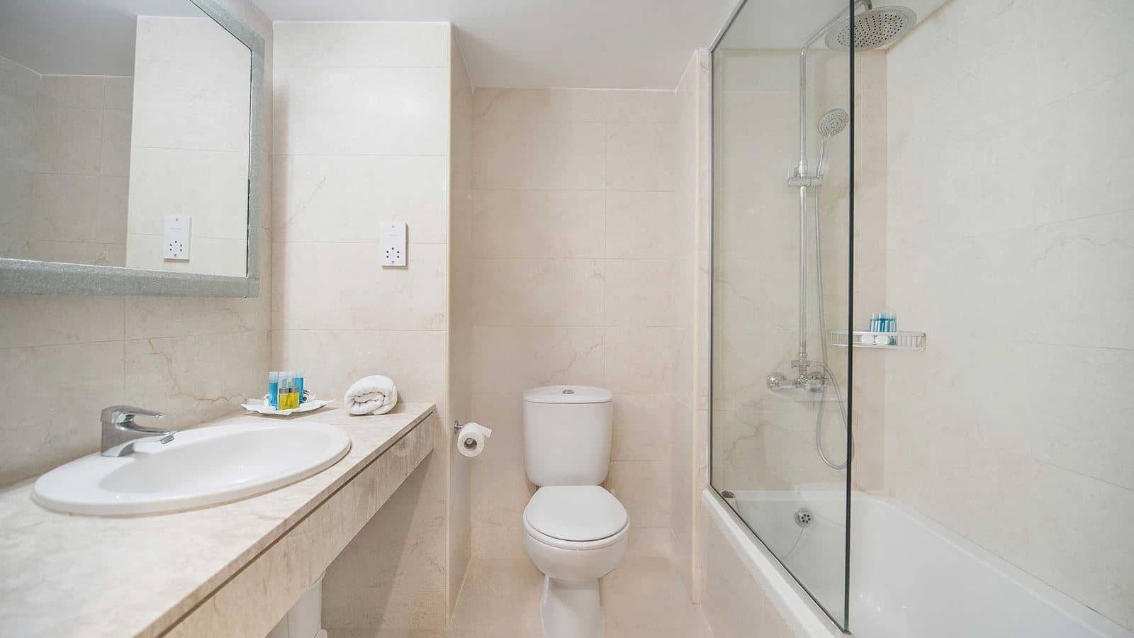 rooms-standard-double-pool-view