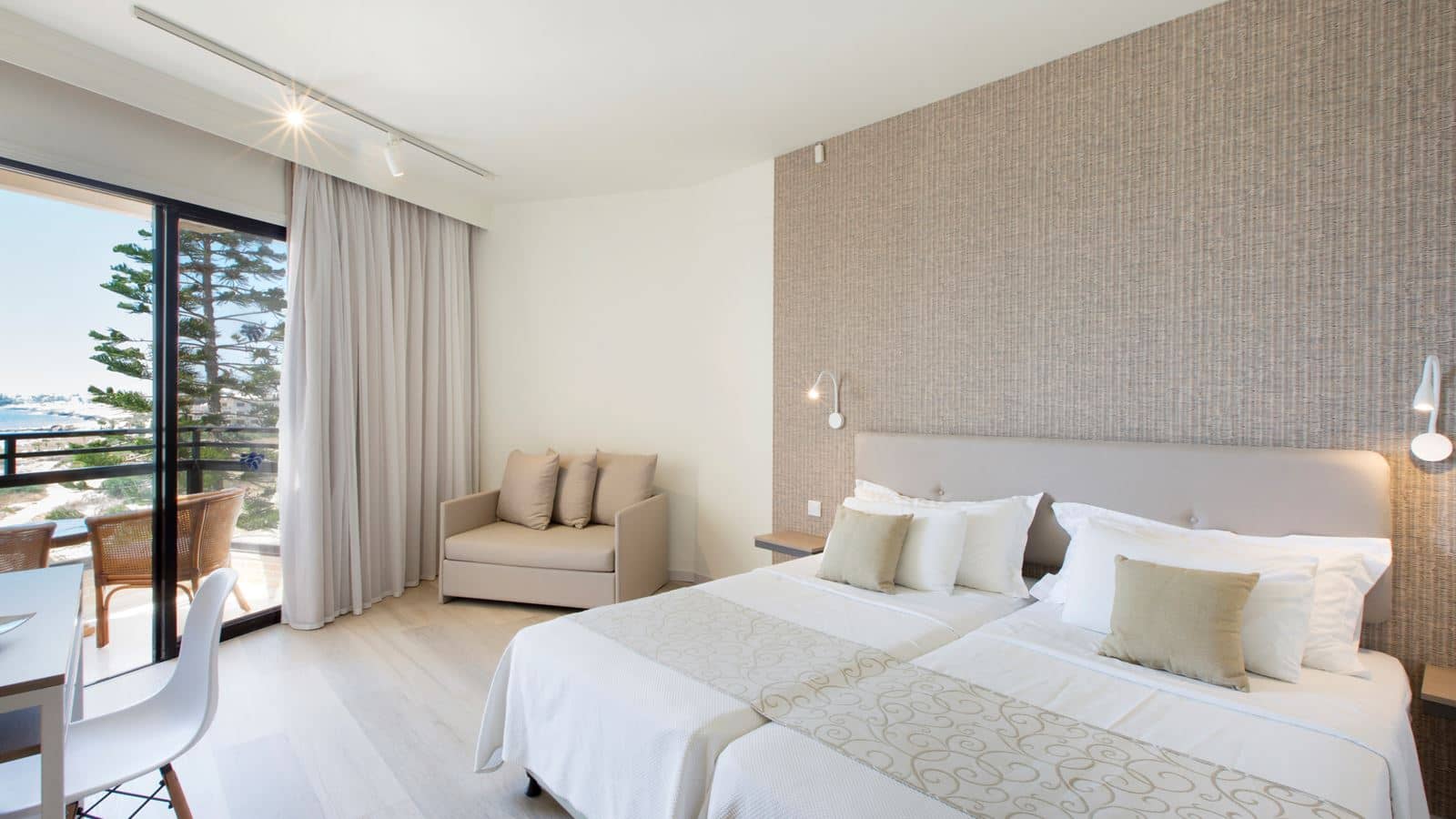rooms-deluxe-double-side-seaview