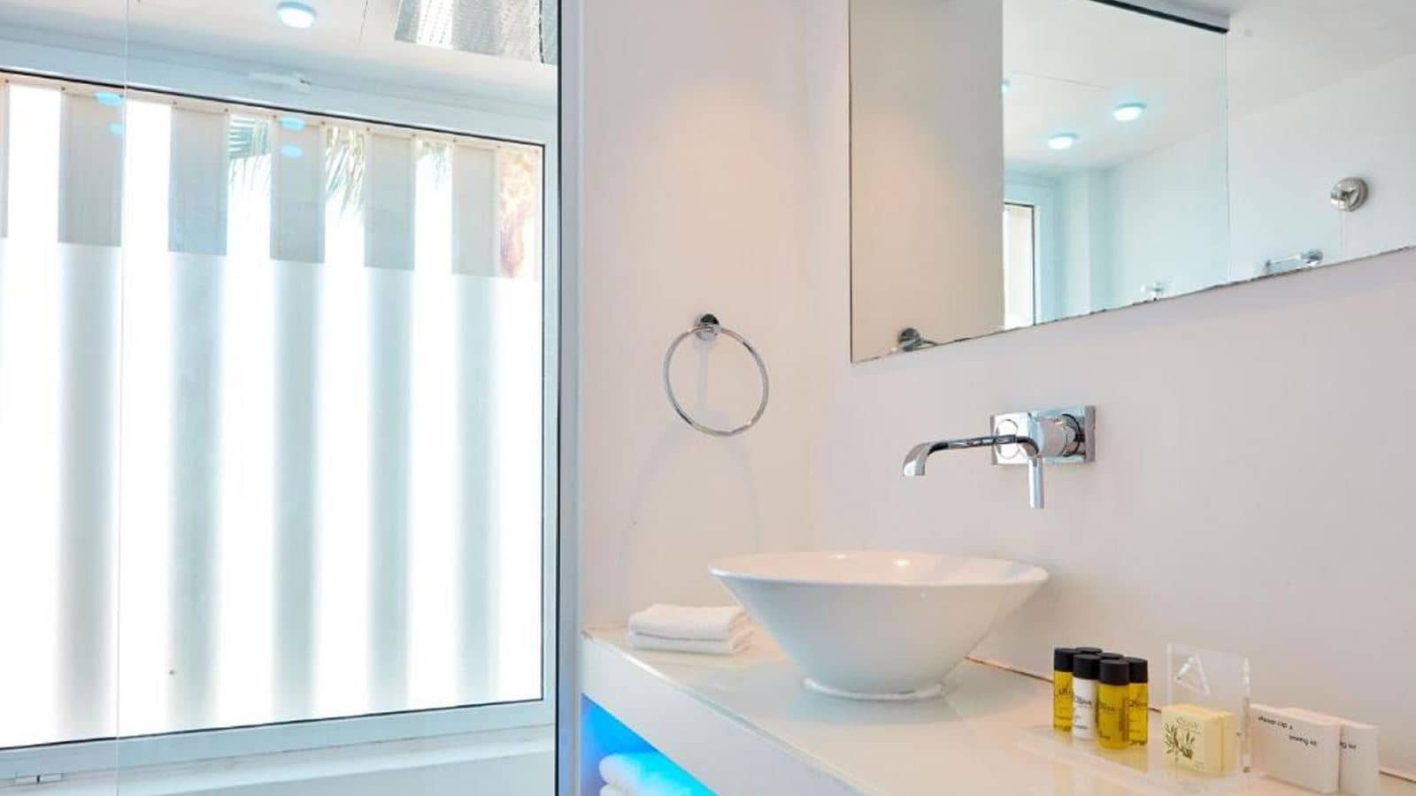 rooms-standard-room-pool-view