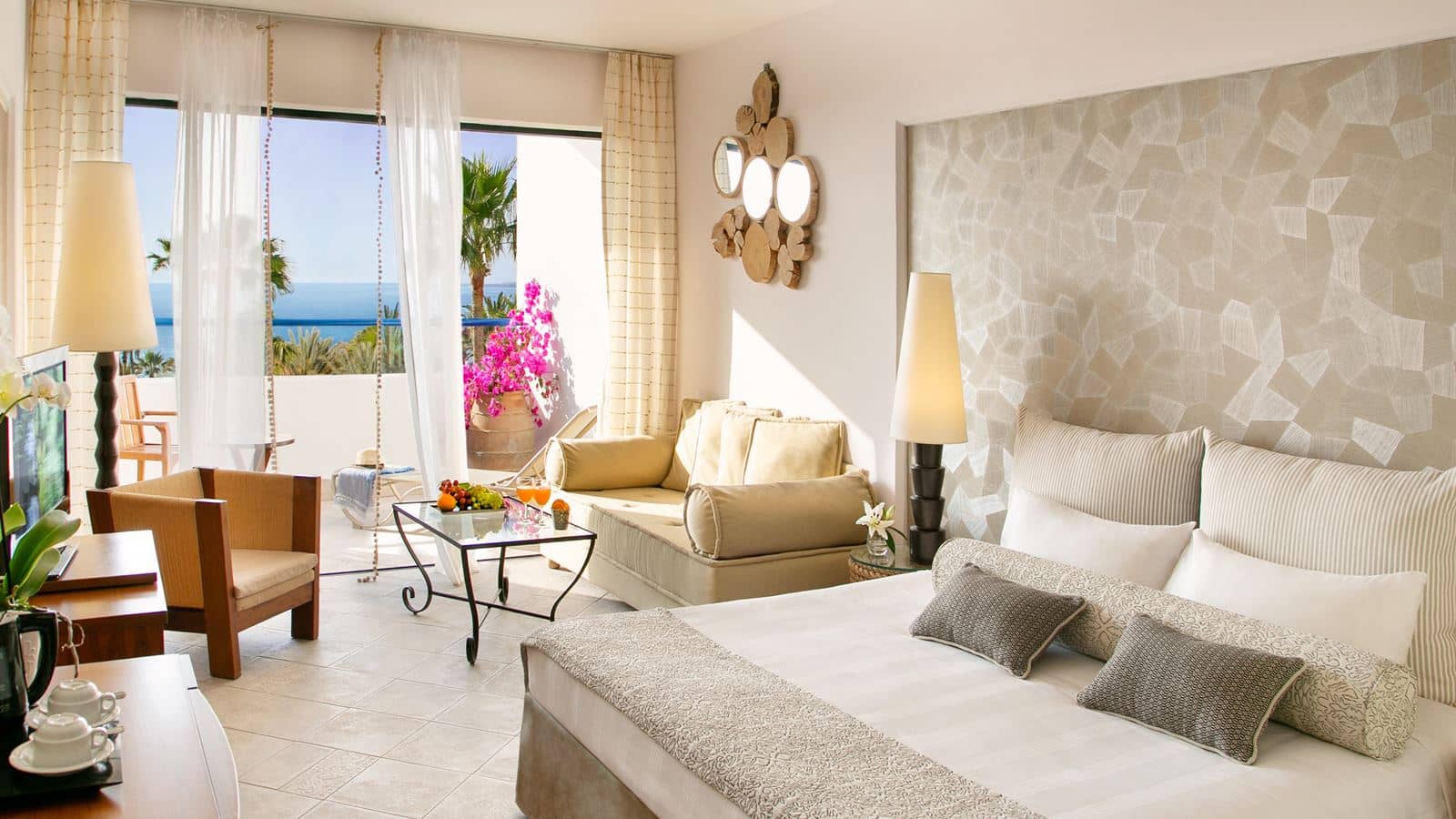 rooms-premium-deluxe-junior-suite--bathroom-with-whirlpool-bath