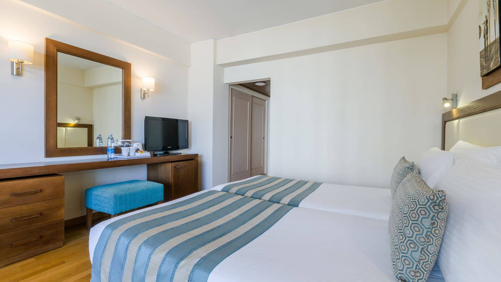 rooms-suite-with-jacuzzi
