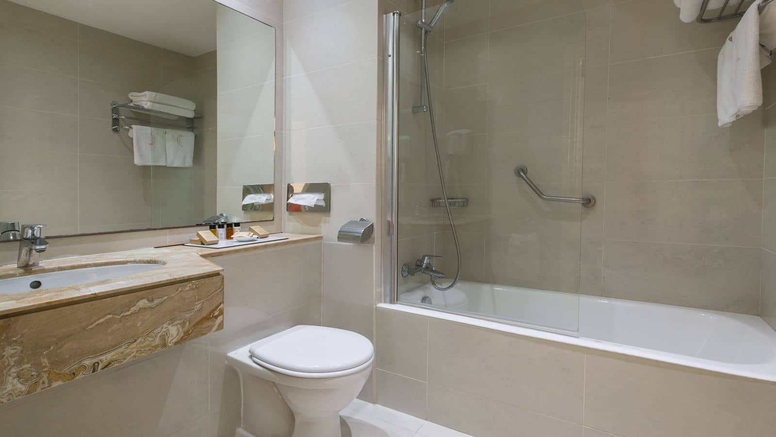 rooms-suite-with-jacuzzi