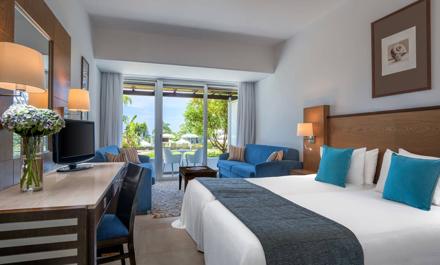 rooms-standard-familyroom-poolview