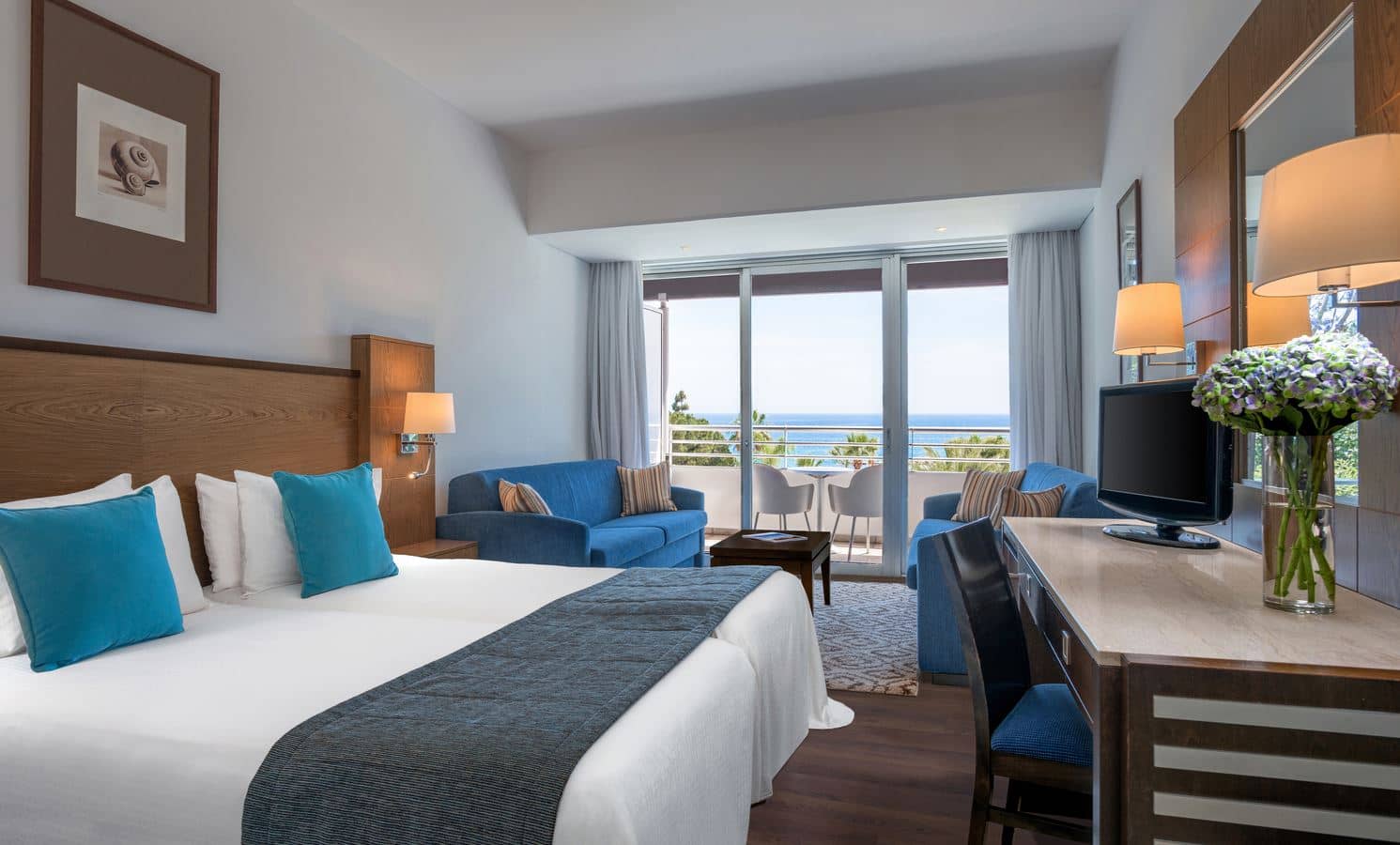 rooms-standard-familyroom-seaview