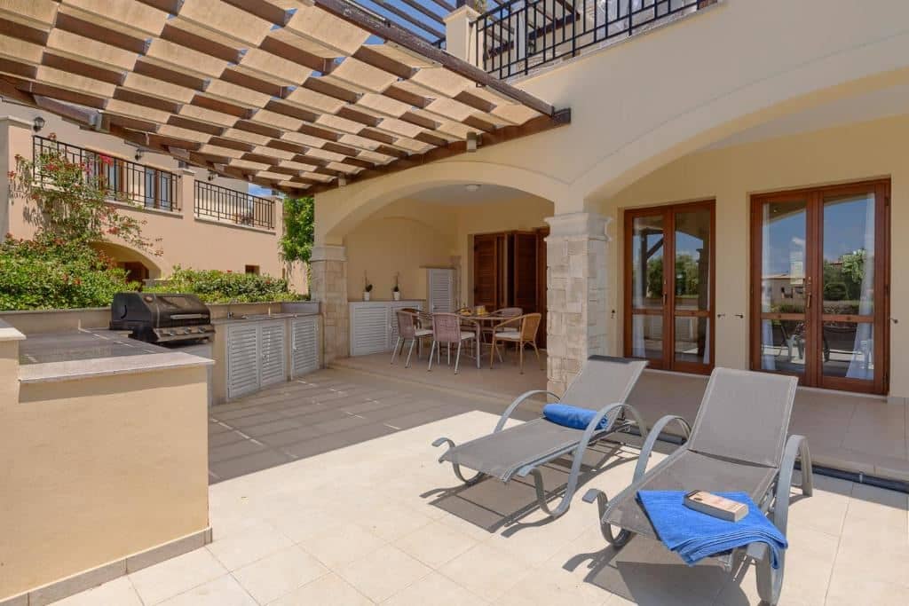 rooms-3-bedroom-standard-apartment-sharedpoolterrace