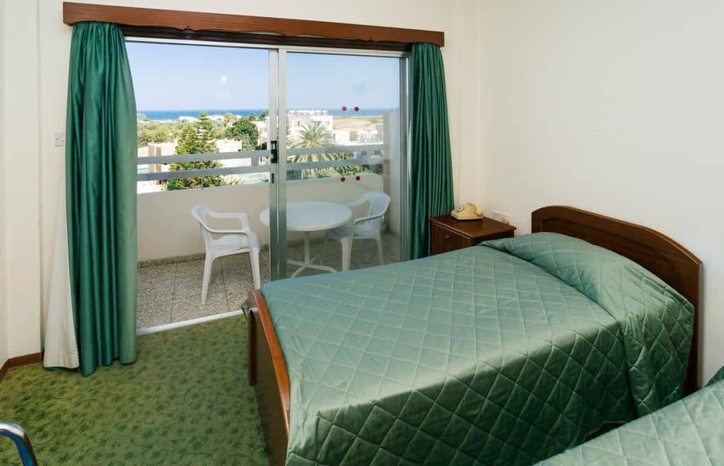 rooms-standard-familyroom