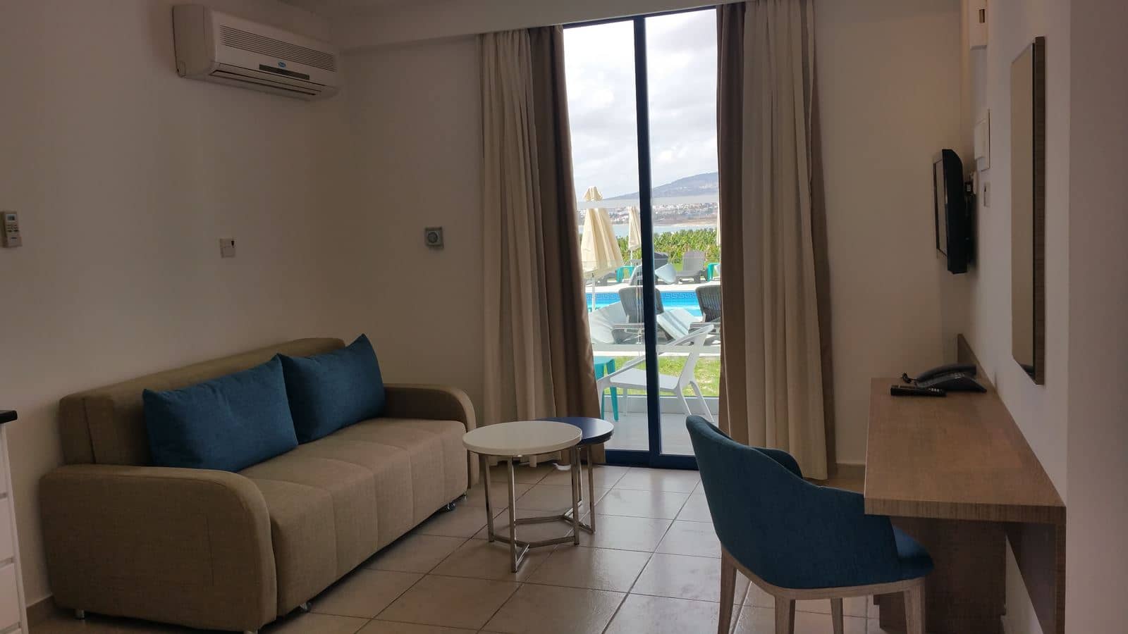 rooms-one-bedroom-suite-poolsea-view
