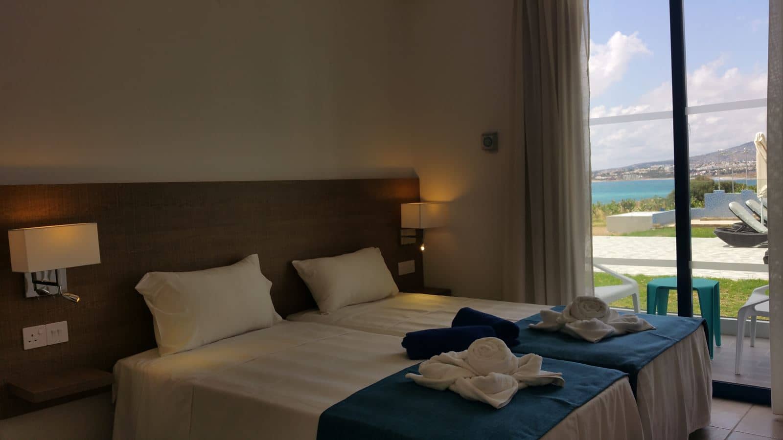 rooms-two-bedroom-suite-poolsea-view