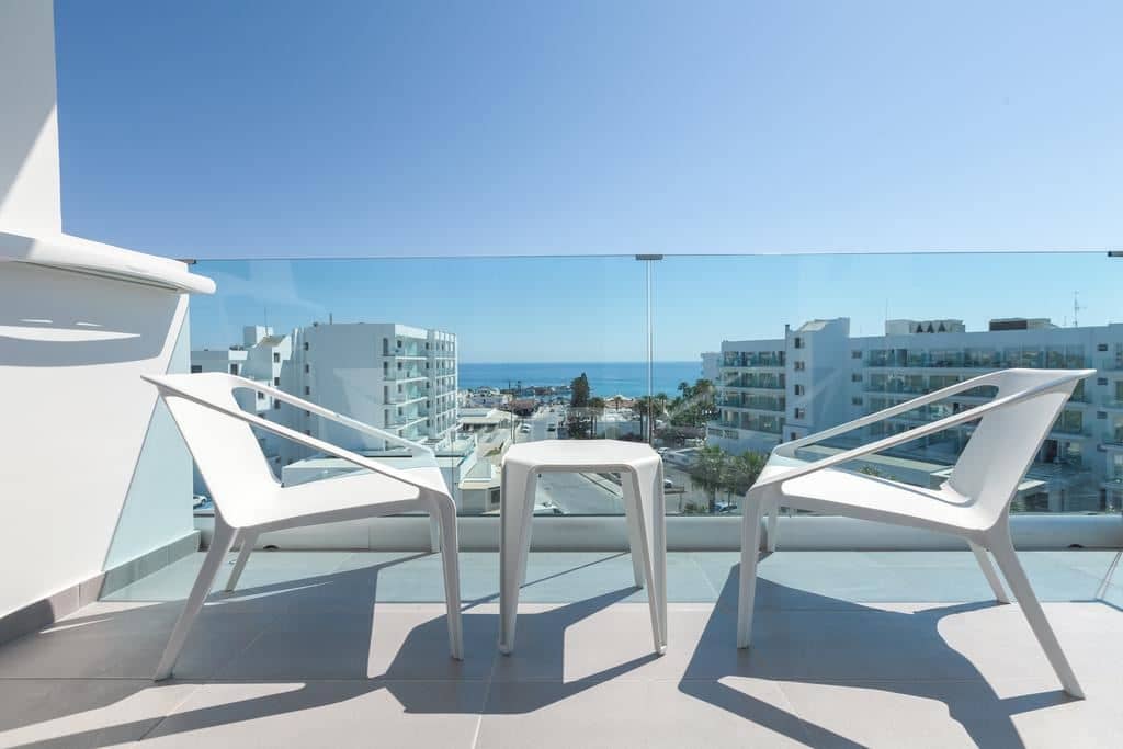 rooms-standard-room-balcony