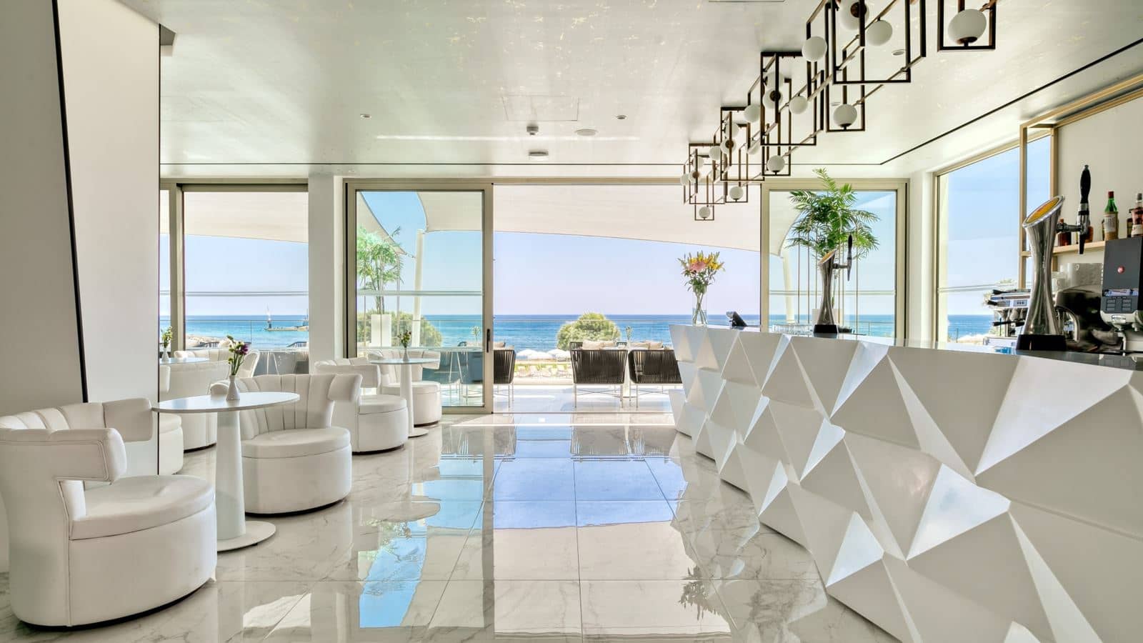 bars-mirrors-lobby-bar