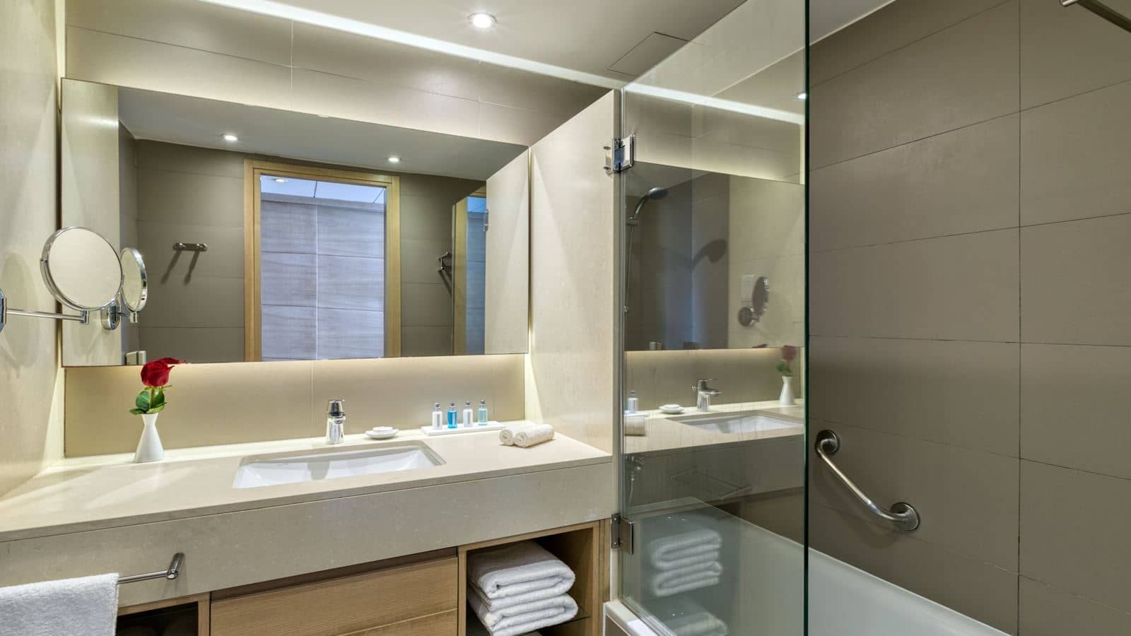 rooms-twin-superior-room-seaview-balcony