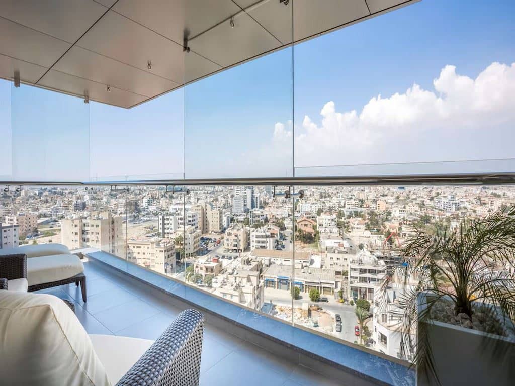 rooms-superior-room-cityview-balcony