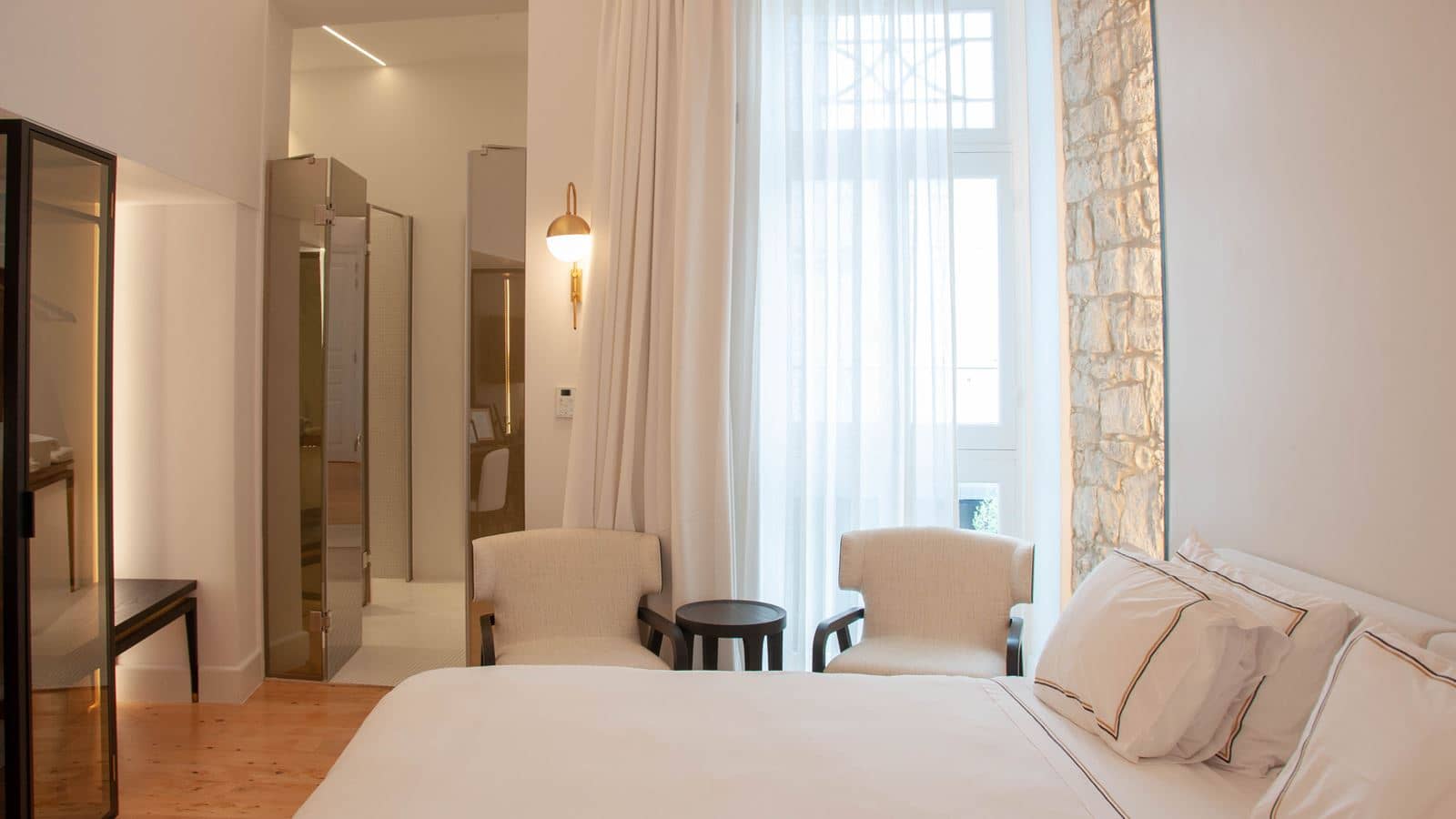 rooms-deluxe-room-balcony