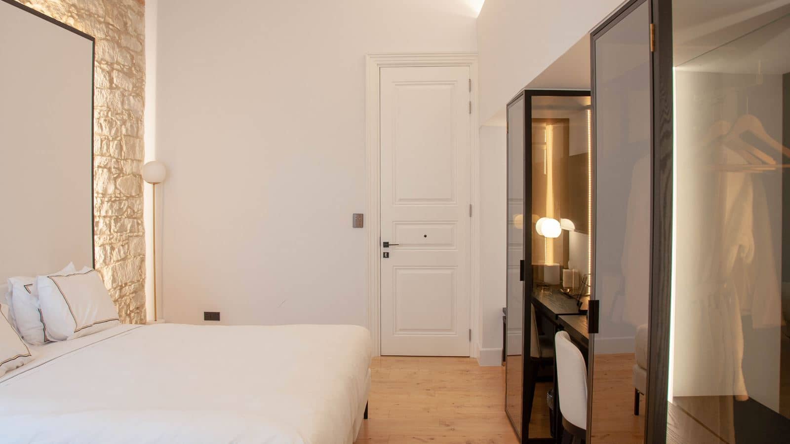 rooms-deluxe-room-balcony