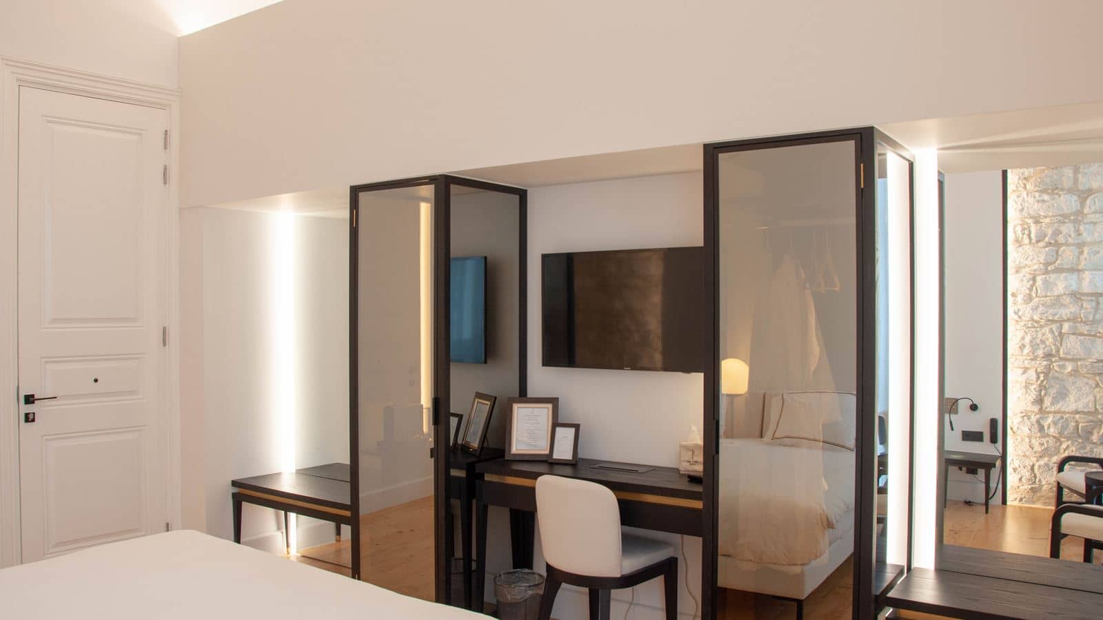 rooms-deluxe-room-balcony
