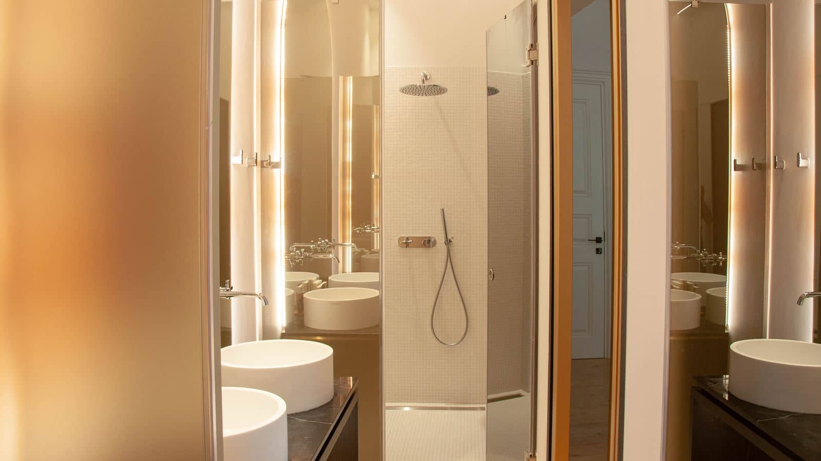 rooms-deluxe-room-balcony