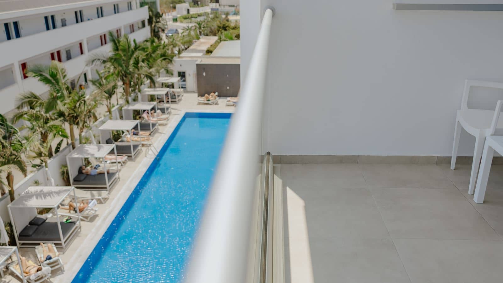 rooms-deluxe-room-pool-view