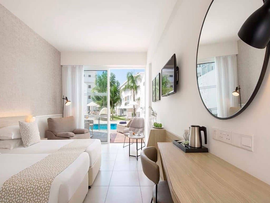 rooms-standard-room-swimuppoolterrace