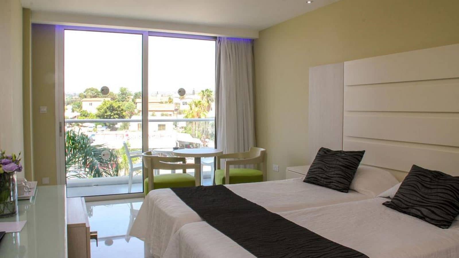 rooms-standard-room-balcony