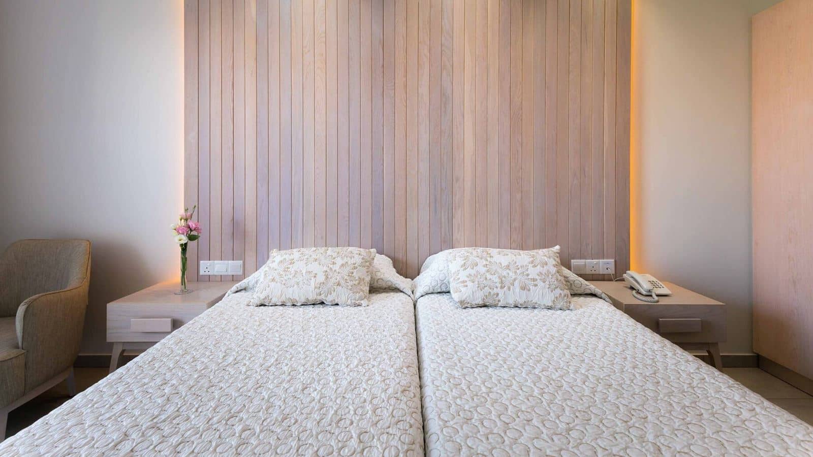 rooms-standard-room-swimuppoolterrace