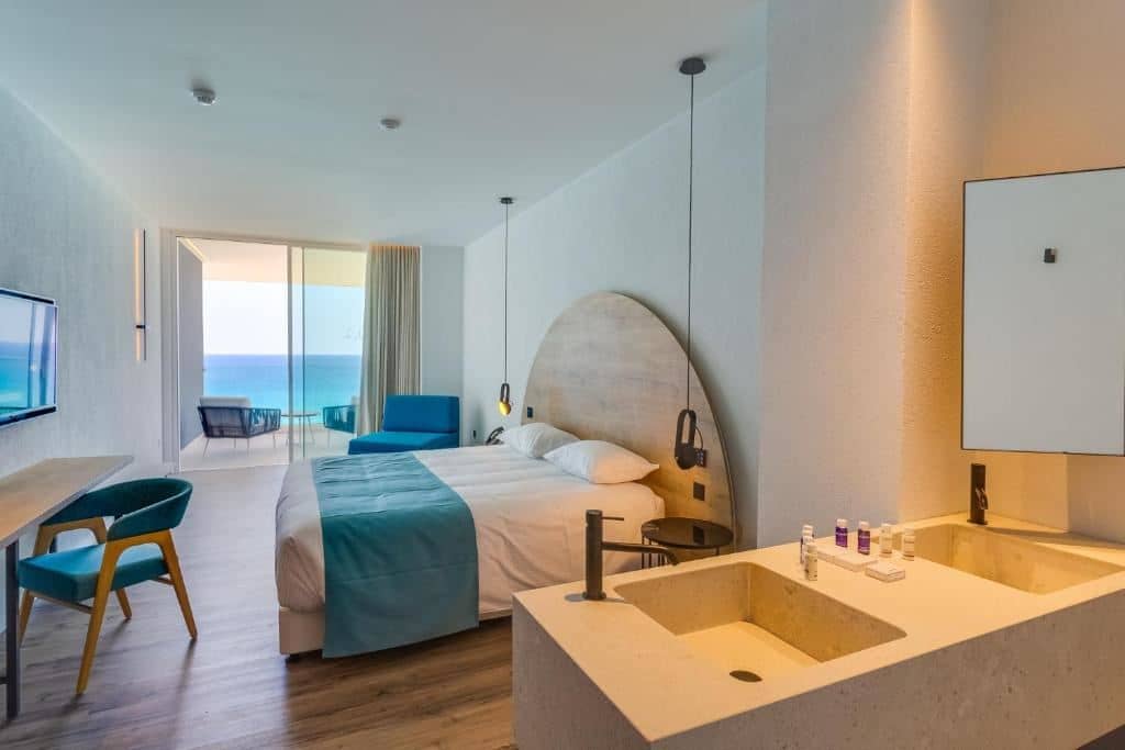rooms-standard-juniorsuite-seafront-balcony