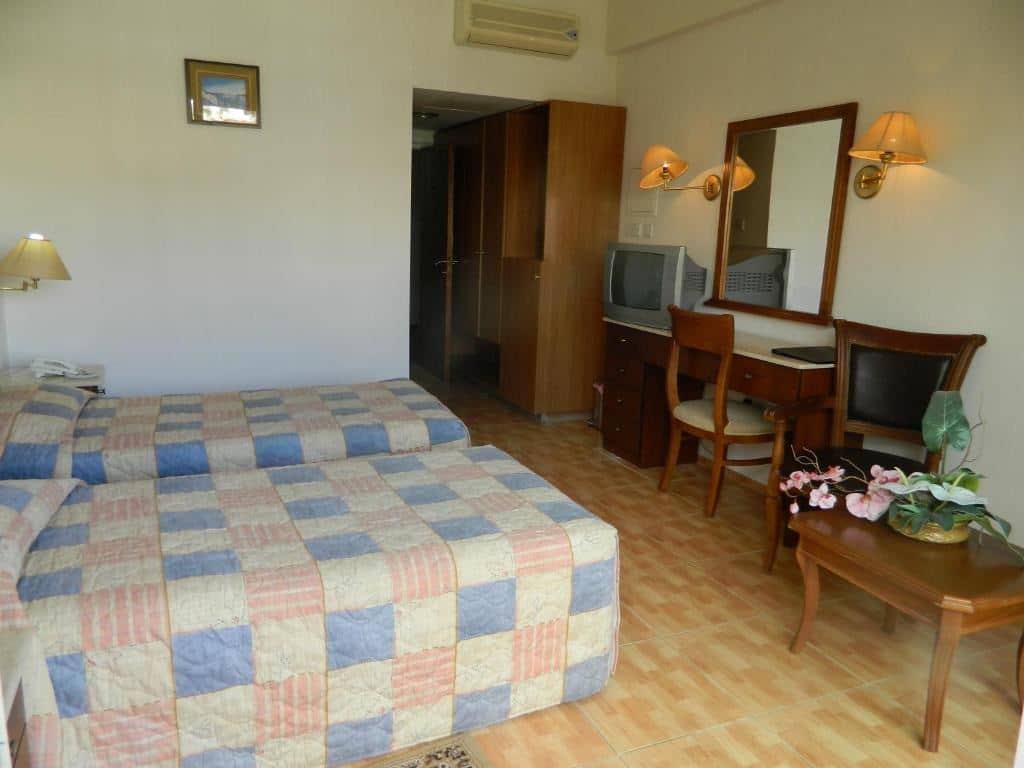 rooms-standard-familyroom-balcony