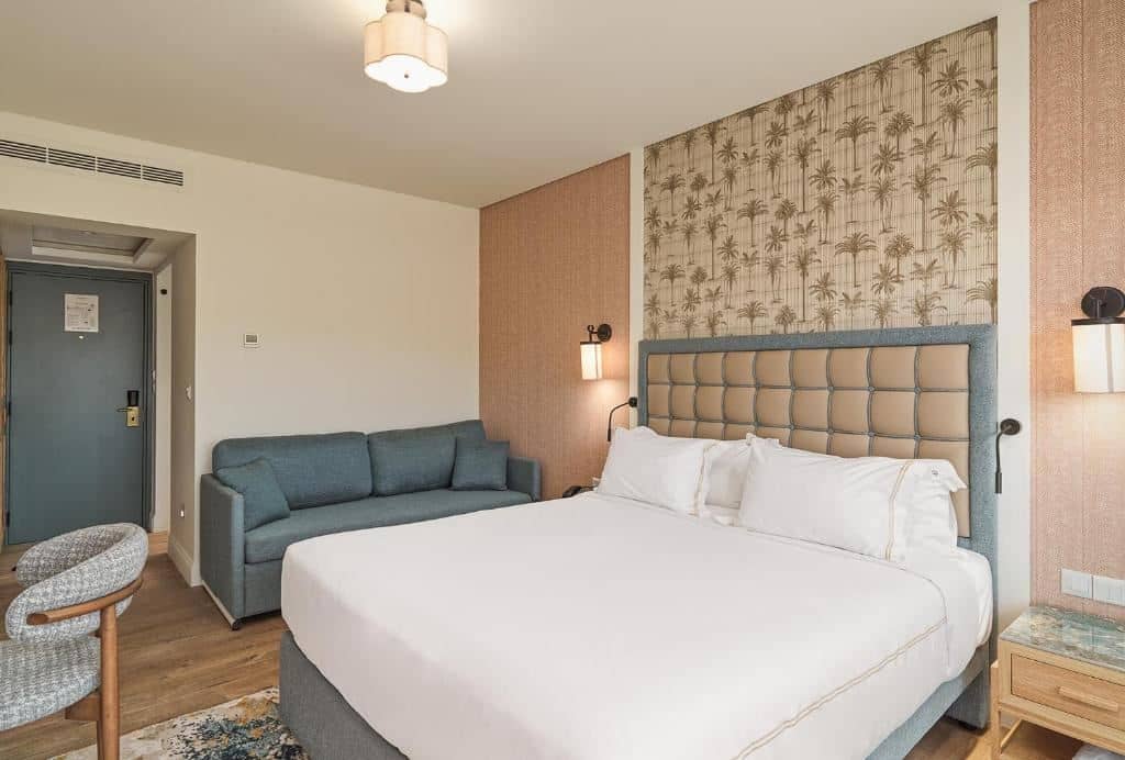 rooms-deluxe-family-room