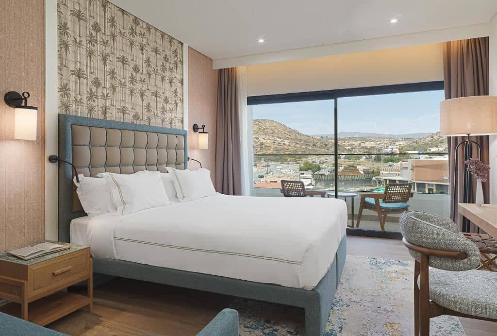 rooms-deluxe-family-room