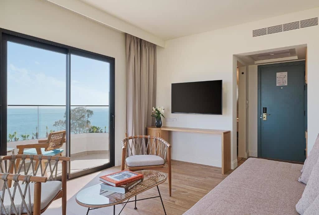 rooms-1-bedroom-signature-suite-sea-view--jacuzzi