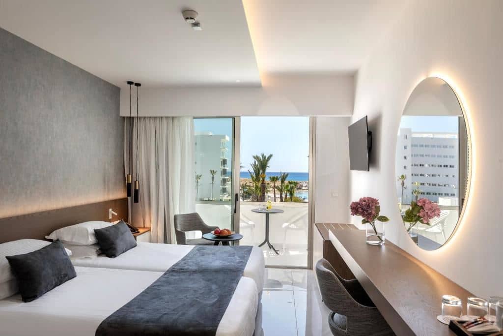 rooms-standard-room-lateralseaview-balcony-or-terrace