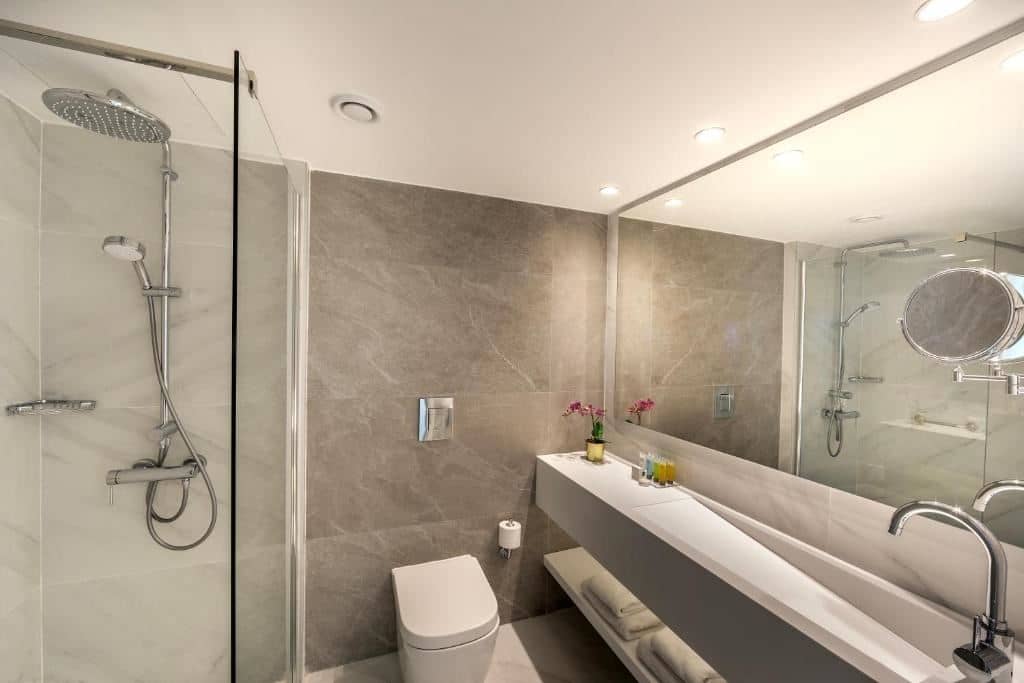 rooms-standard-room-lateralseaview-balcony-or-terrace