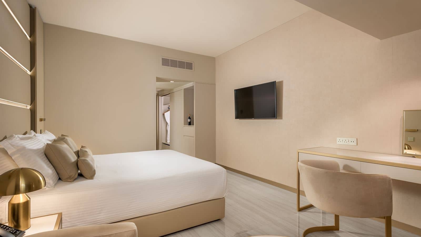 rooms-deluxe-room-balcony