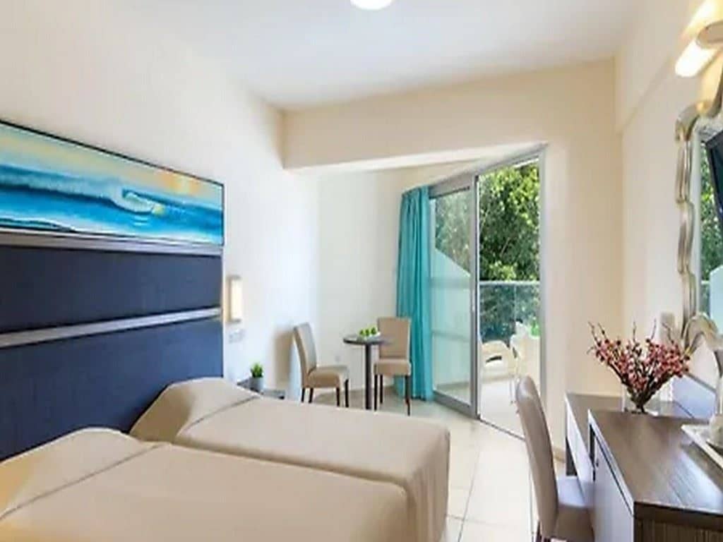 rooms-twin-standard-room-lateralseaview-balcony