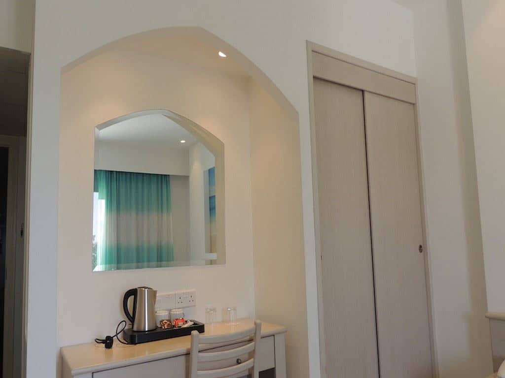 rooms-twin-pool-view
