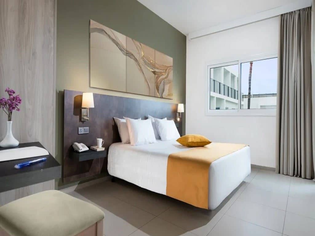 rooms-one-bedroom-standard-suite--balcony