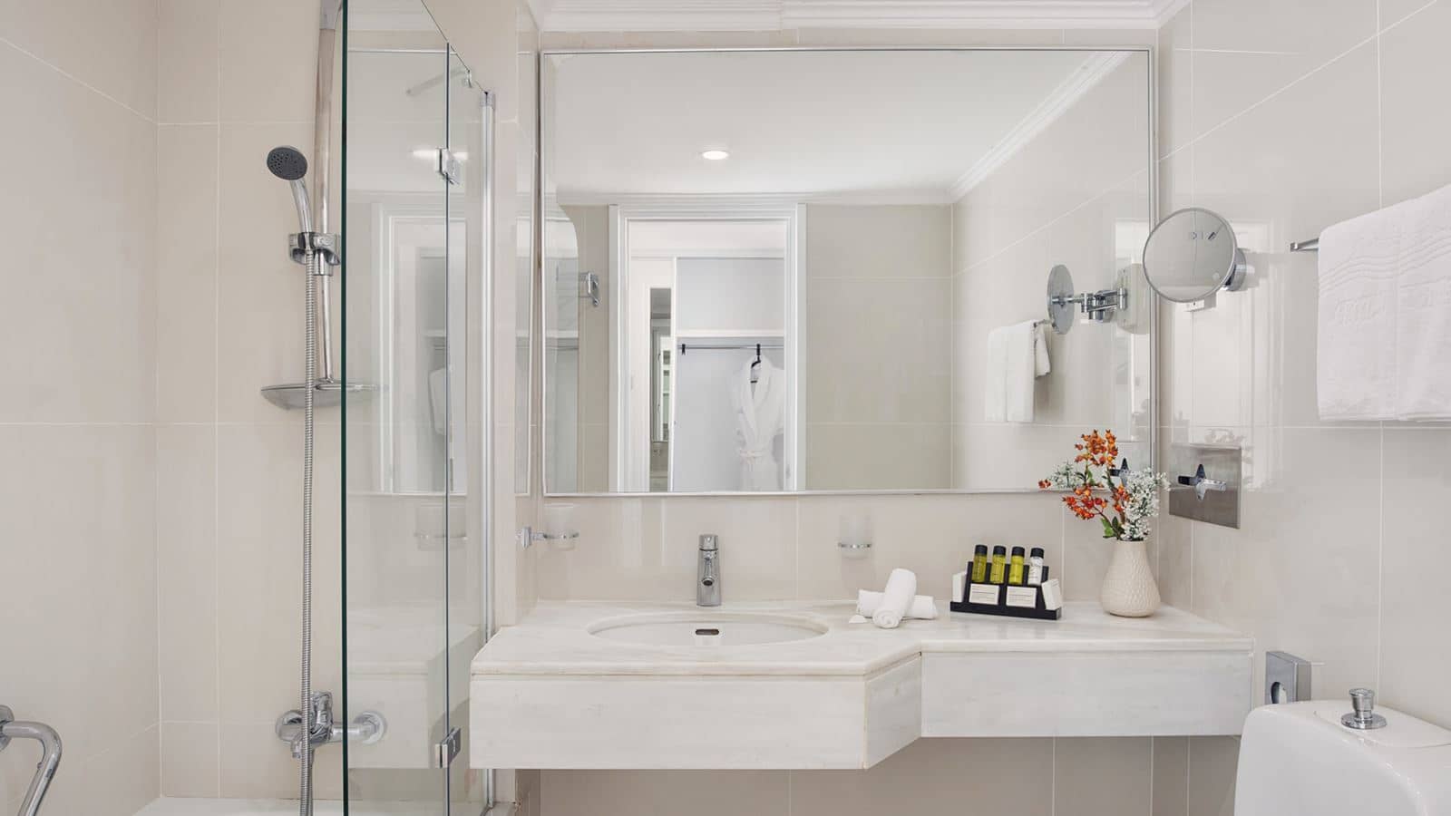 rooms-standard-room-lateralseaview-balcony