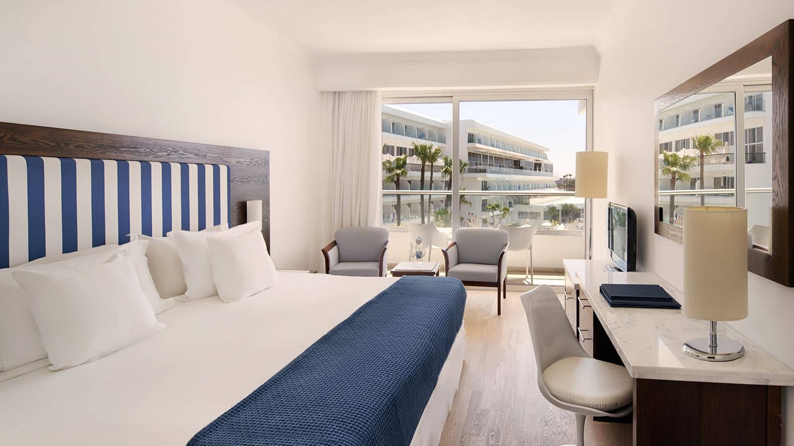rooms-standard-room-lateralseaview-balcony