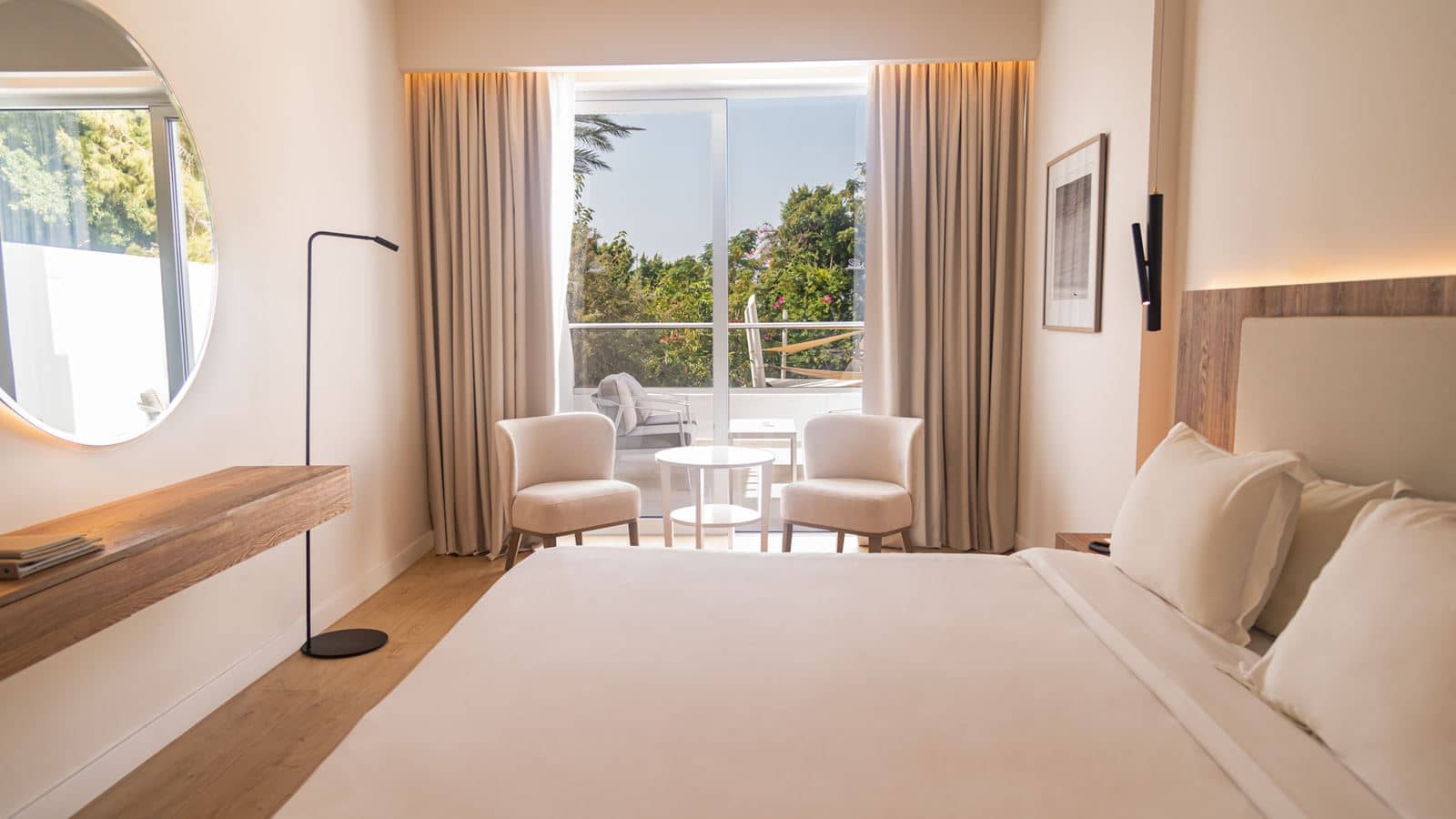 rooms-superior-studio-lateralseaview-balcony