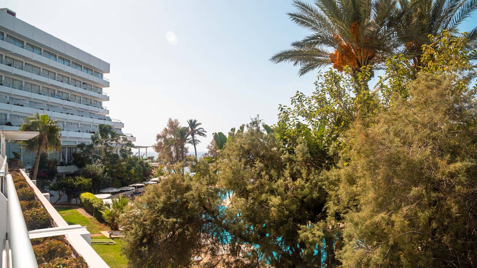 rooms-superior-studio-lateralseaview-balcony