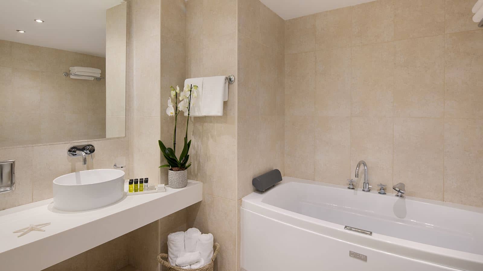 rooms-suite-seaview-balcony