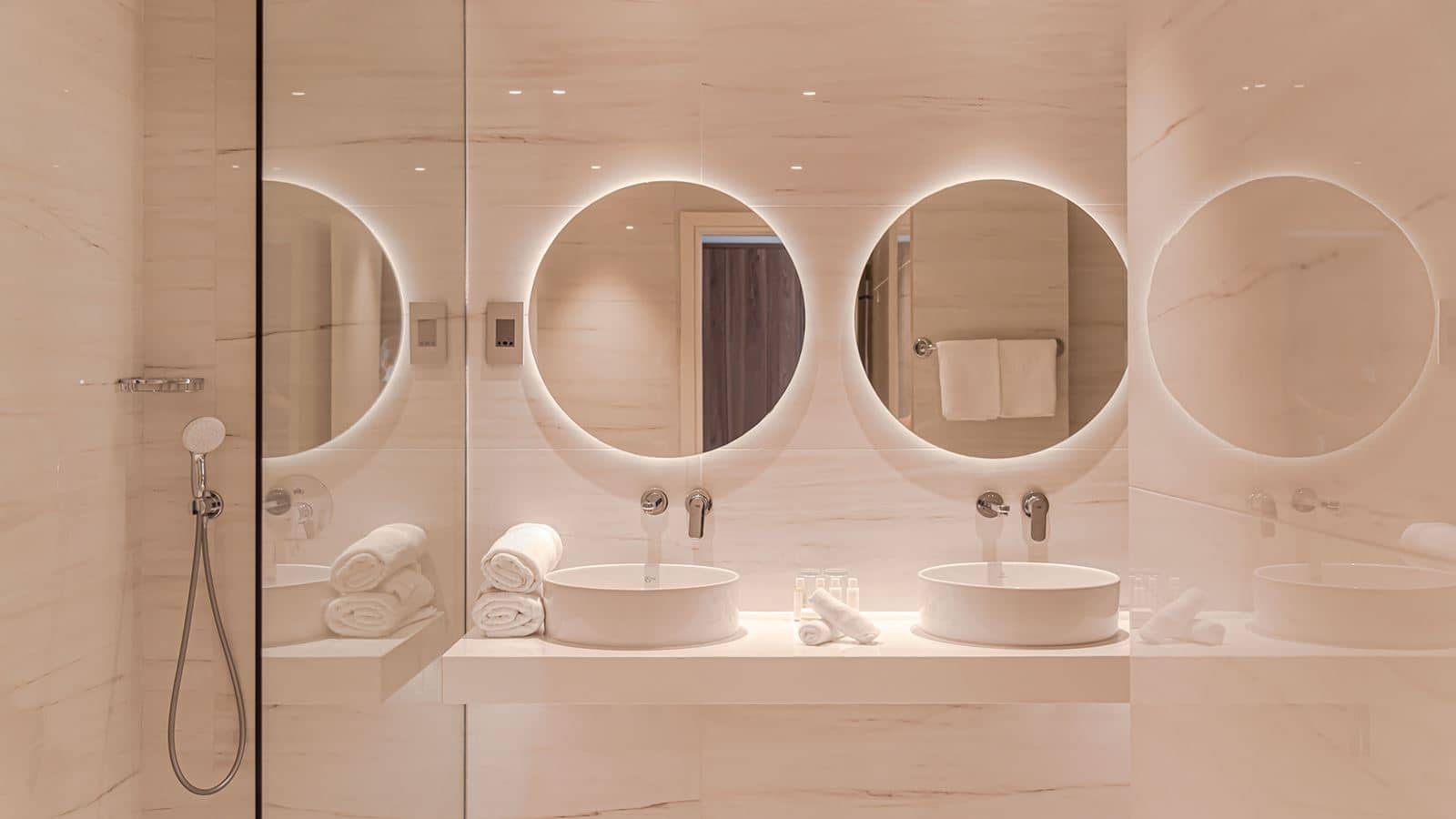 rooms-superior-suite-seaview-balcony