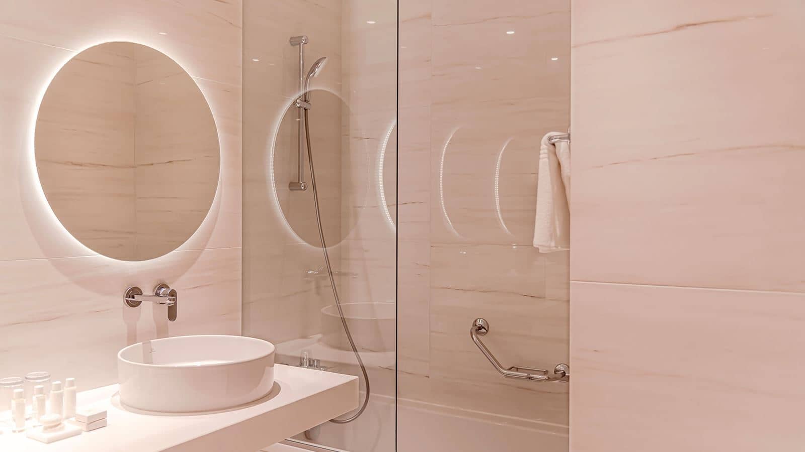 rooms-superior-suite-seaview-balcony
