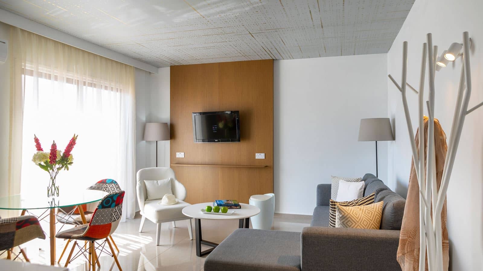 rooms-1-bedroom-suite-balcony-or-terrace