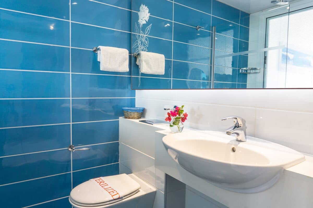 rooms-deluxe-room-seaview-balcony