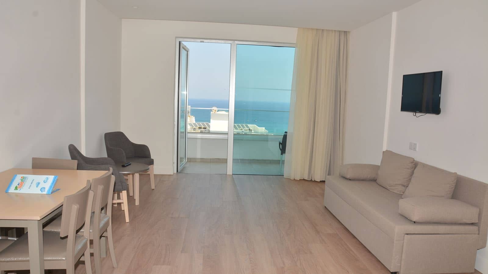 rooms-1-bedroom-standard-apartmentbalcony-or-terrace