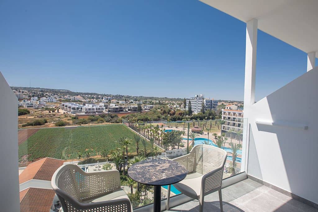 rooms-single-room-poolview-balcony