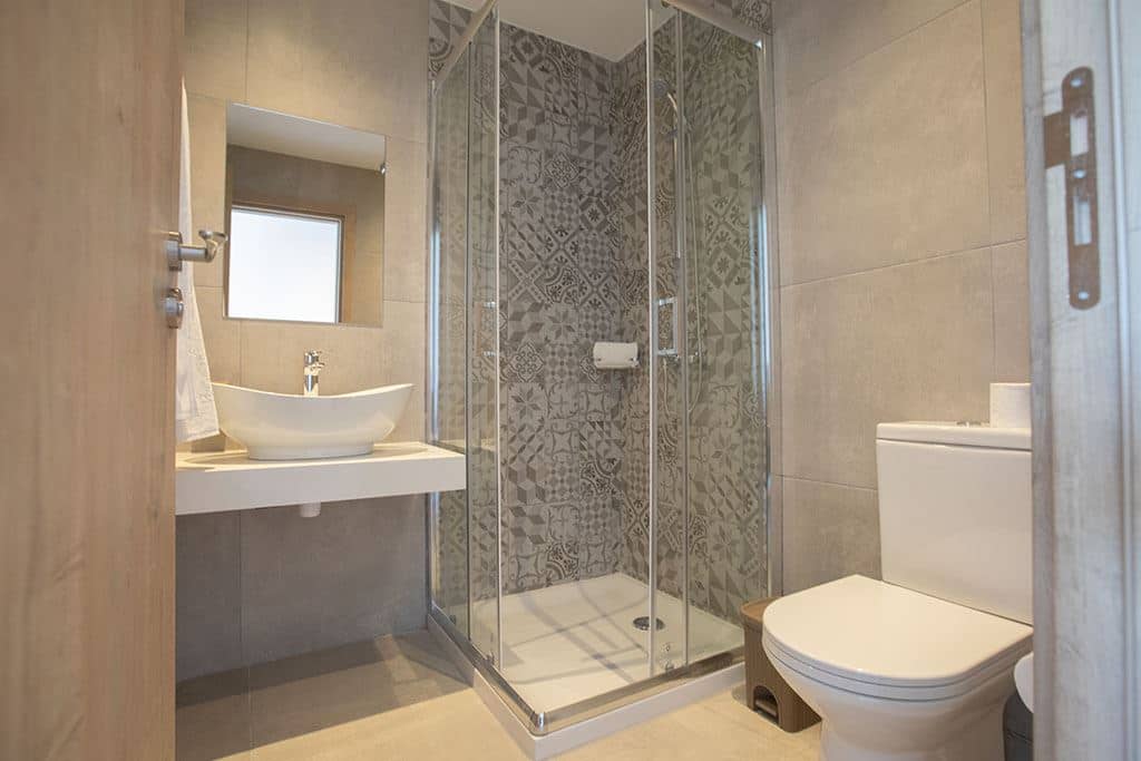 rooms-single-room-poolview-balcony